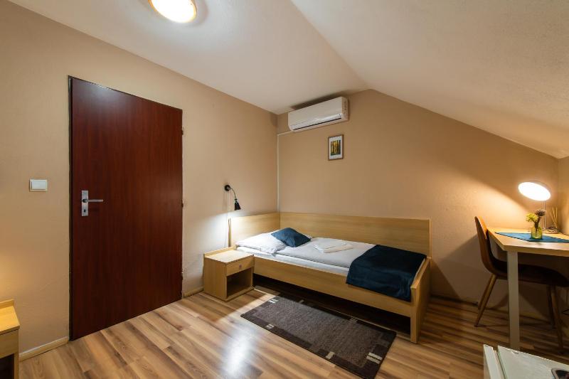 Budget Twin Room image 3