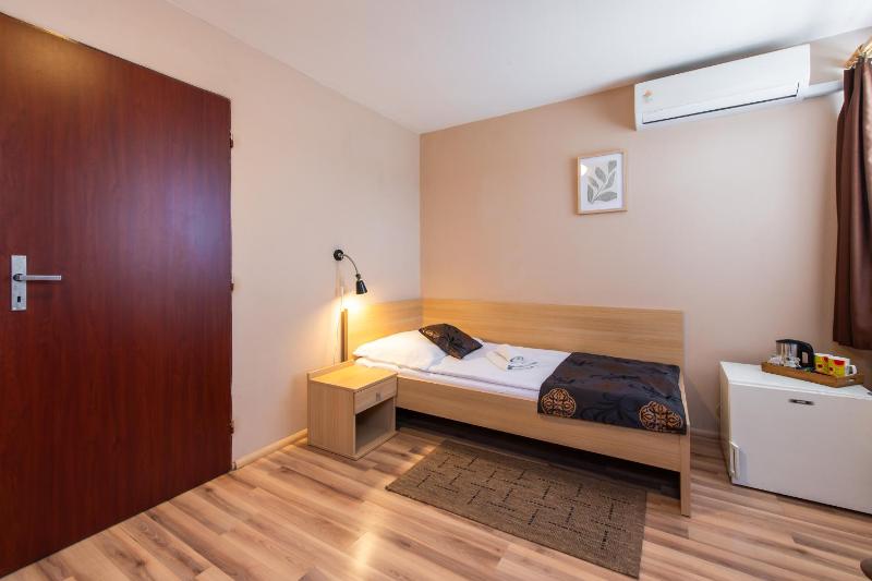 Standard Twin Room image 4