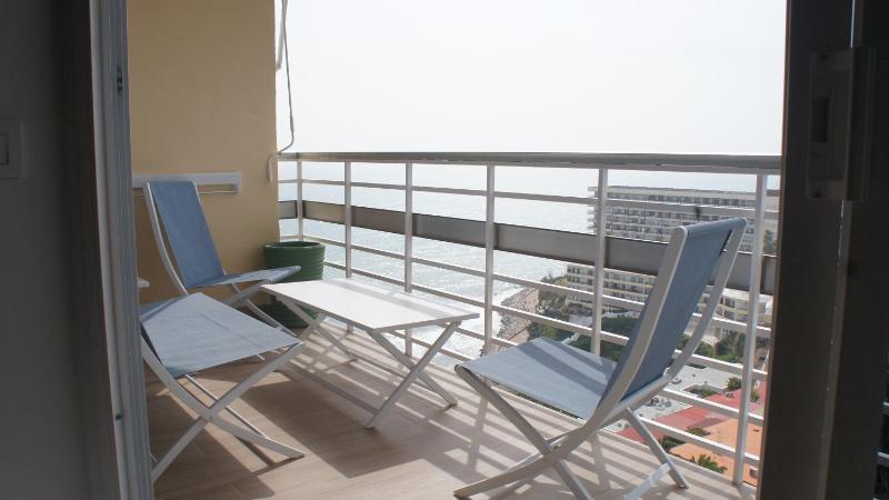 One-Bedroom Premier Apartment image 1