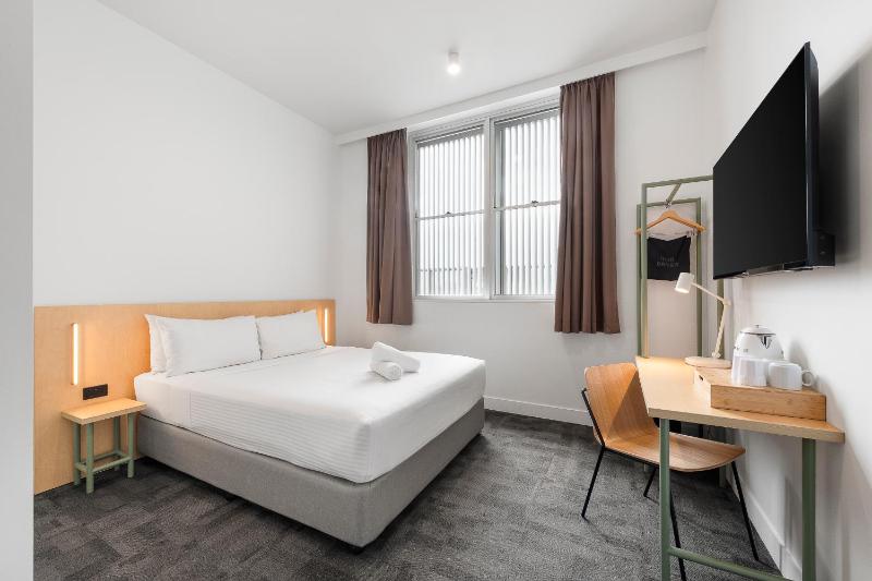 Queen Room with Ensuite image 1