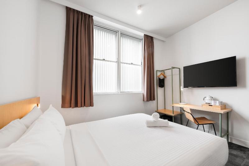 Queen Room with Ensuite image 3