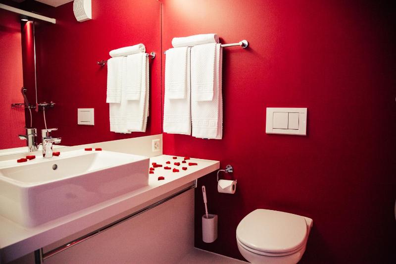 Single Room with Lake View image 3