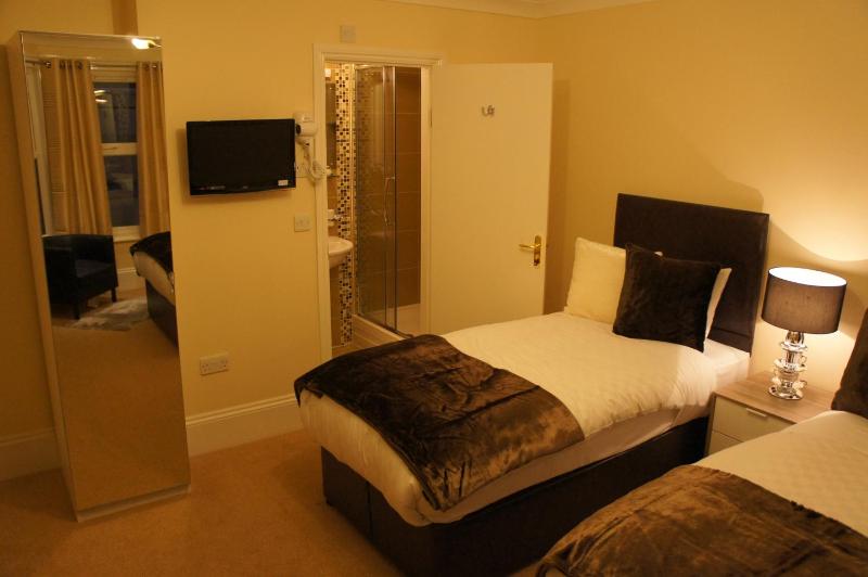 Triple Room - Private Bathroom image 3