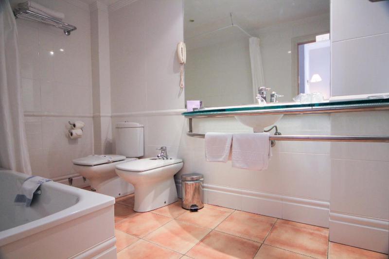 Twin Room image 3