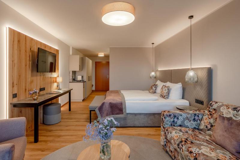 Deluxe Double Room image 3