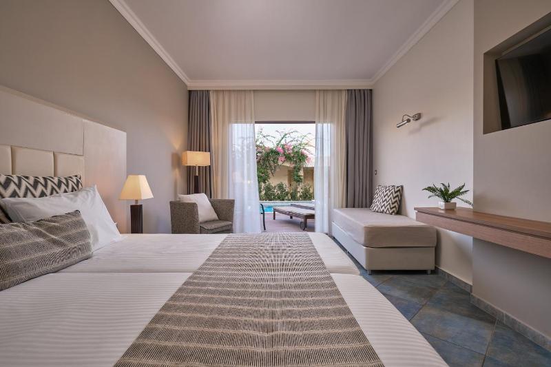 Superior Double Room with Private Pool and Garden View image 3