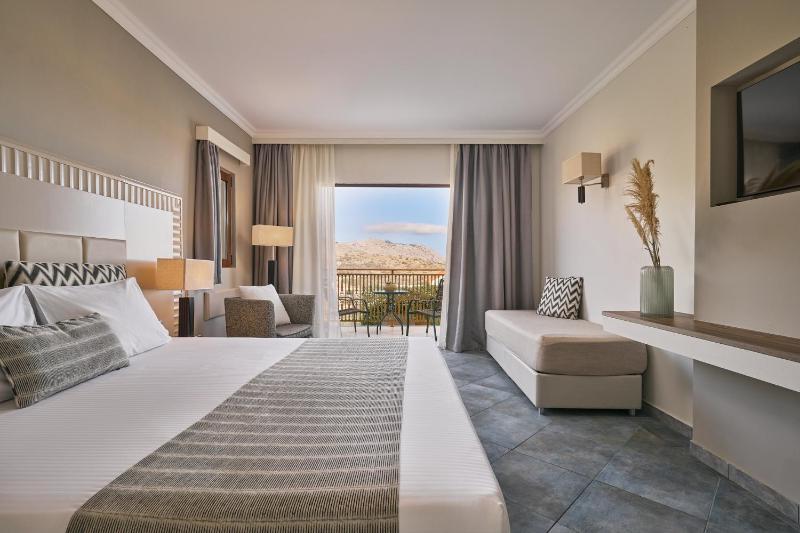 Superior Double Room with Garden View image 3