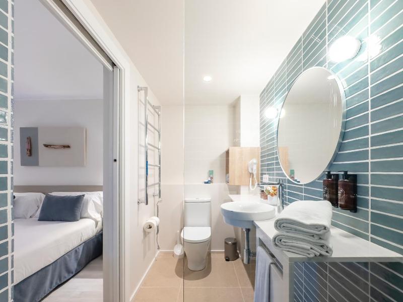 Double or Twin Room image 3