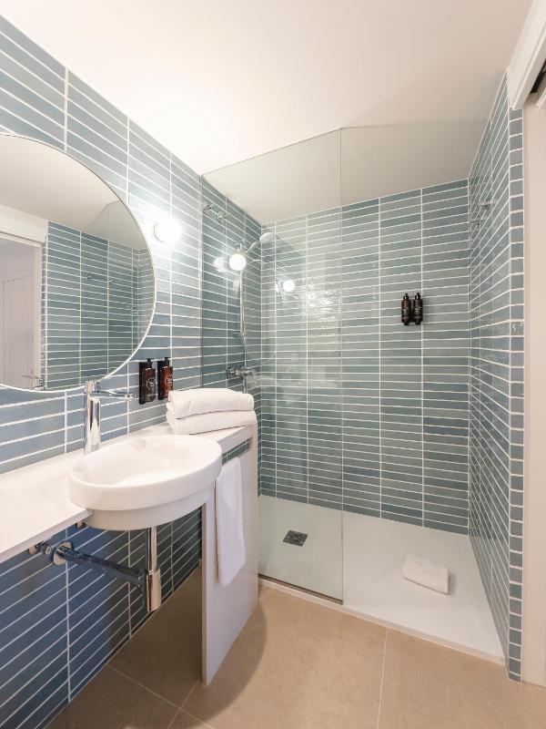 Double or Twin Room image 4