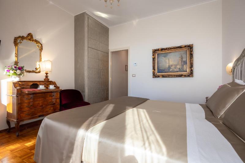 Superior Double or Twin Room with View image 4