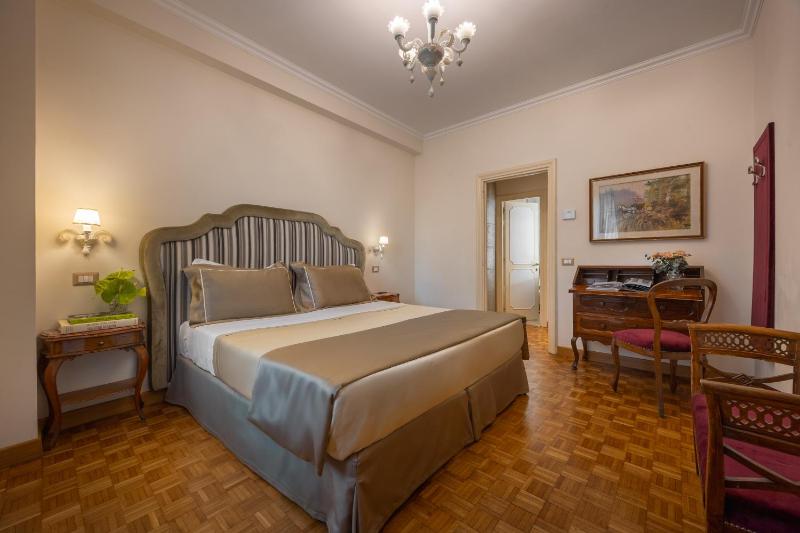 Deluxe Double or Twin Room with View image 4