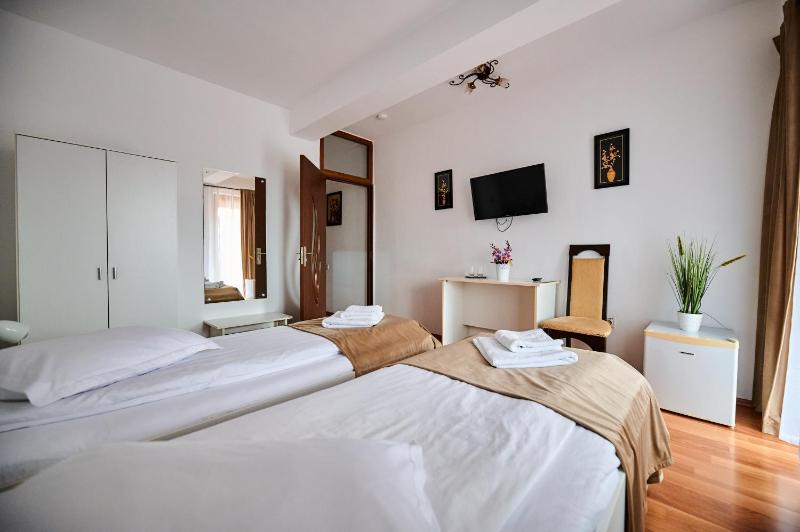 Twin Room image 4