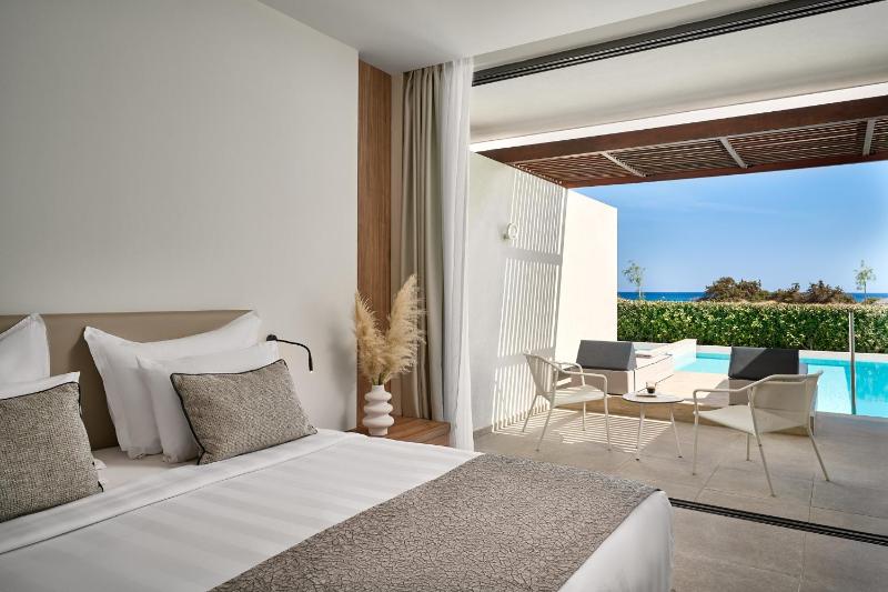 Double Room with Private Pool and Sea View image 3