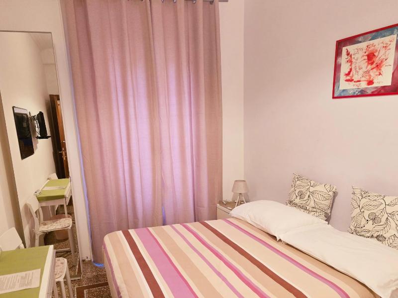 Single Room with Bathroom image 1