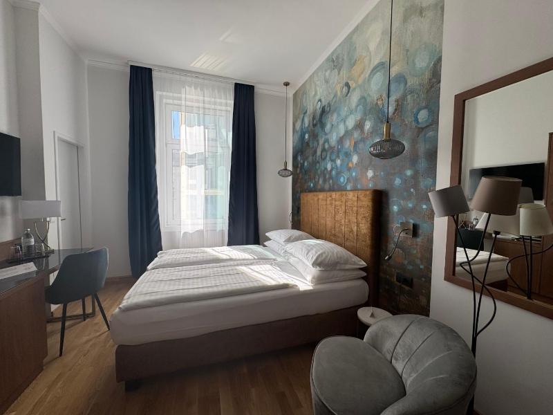 Classic Double Room image 4