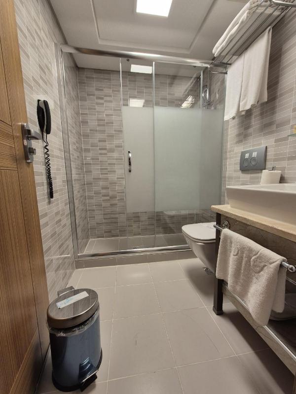 Standard Twin Room image 4