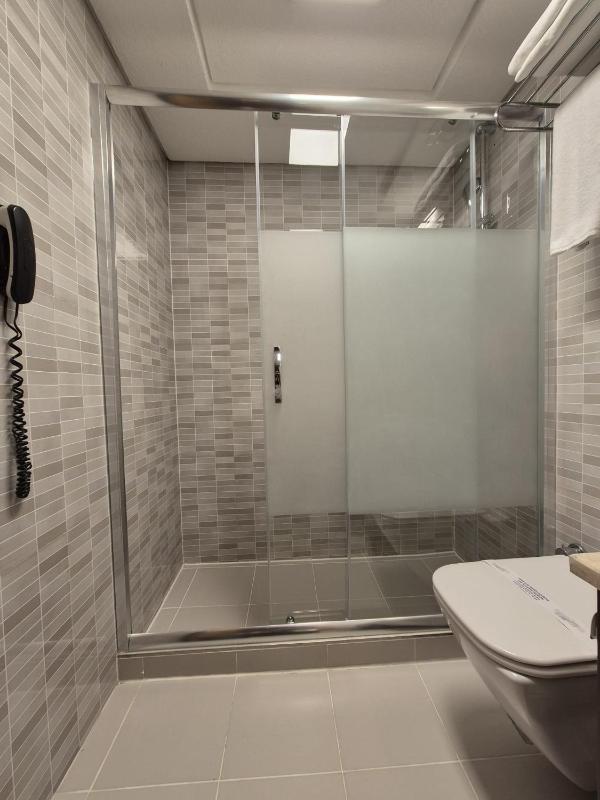 Standard Twin Room image 2