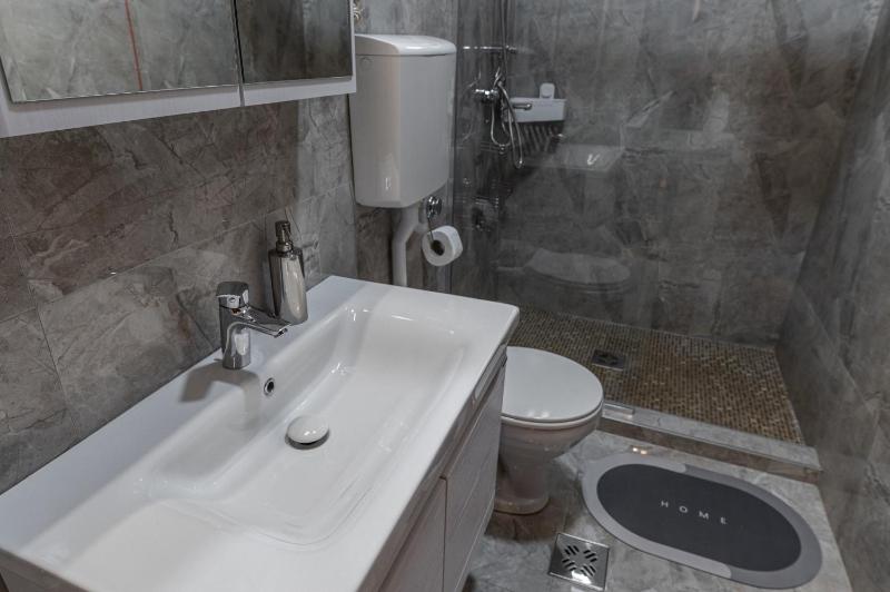 Deluxe Double Room with Balcony image 2