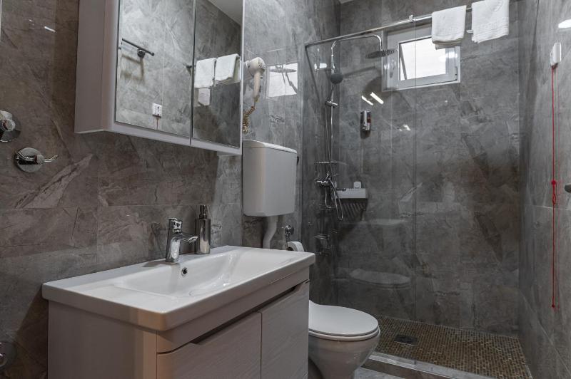 Deluxe Double Room with Balcony image 4