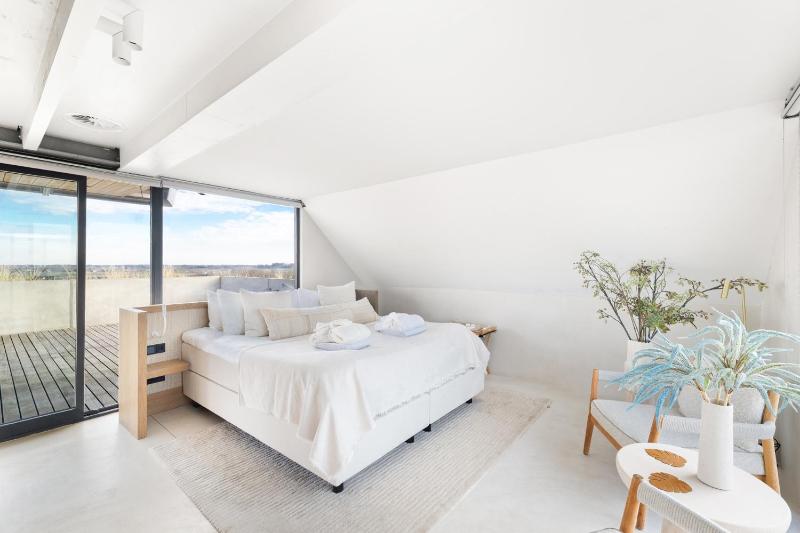 Top Royal Suite Seaview - no pets allowed image 1