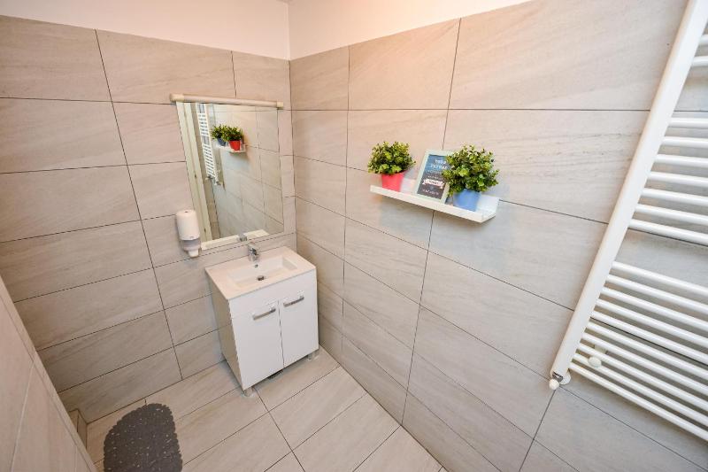 Deluxe One-Bedroom Apartment image 3