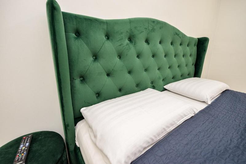 Deluxe One-Bedroom Apartment image 2