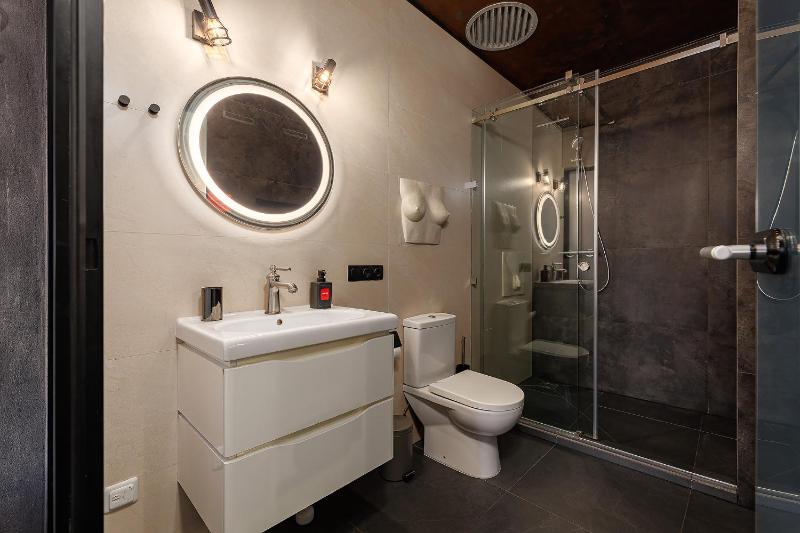 Standard King Room 2 image 4