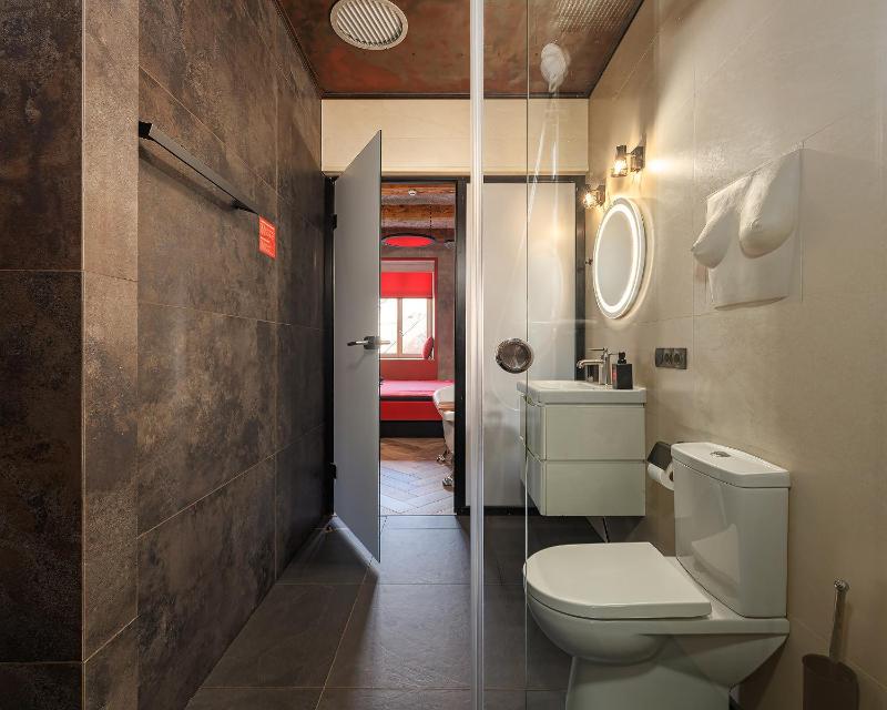 Standard King Room 2 image 3