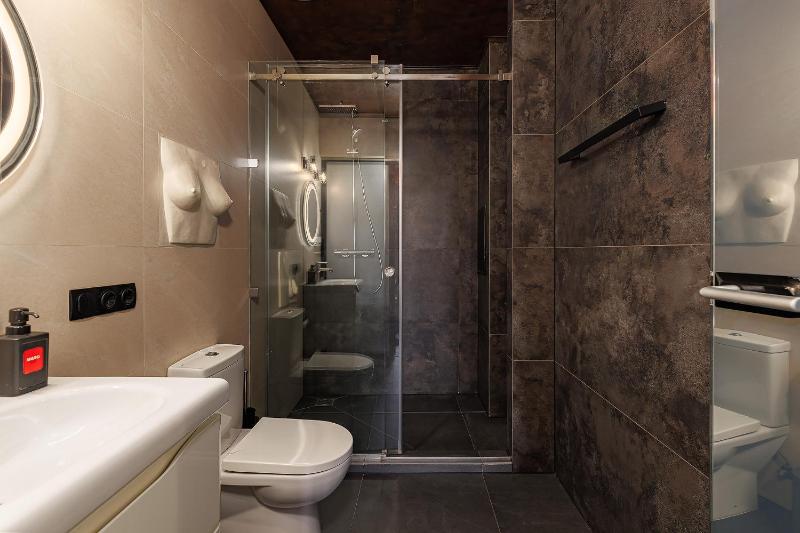 Standard King Room 2 image 2