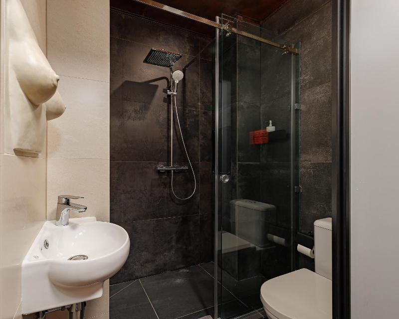 Standard King Room 4 image 3