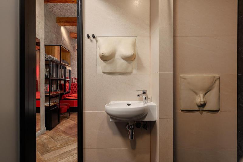 Standard King Room 4 image 2