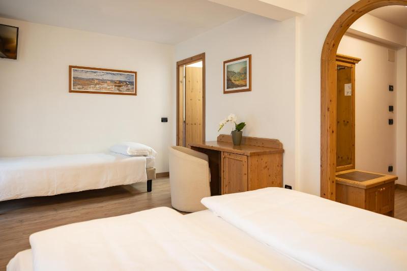 Superior Triple Room image 4