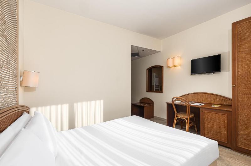 Superior Double or Twin Room image 4