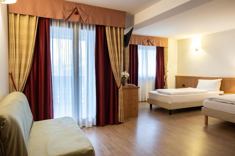 Superior Quadruple Room image 4