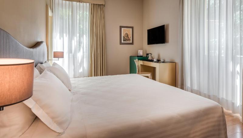 Standard Double Room image 3