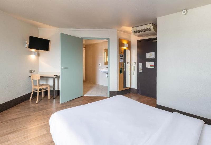 Double Room - Disability Access - Non-Smoking image 1