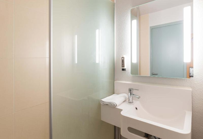 Single Room image 3