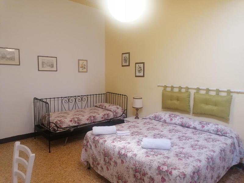 Triple Room with Shared Bathroom image 1