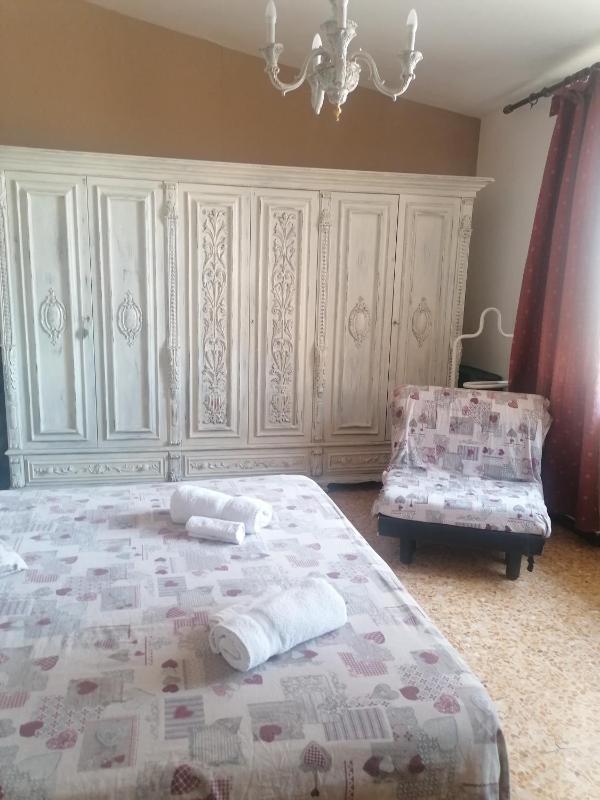 Standard Double Room with Shared Bathroom image 3