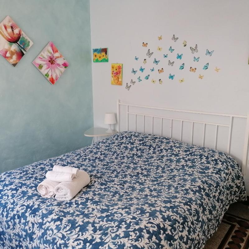 Standard Double Room with Shared Bathroom image 4
