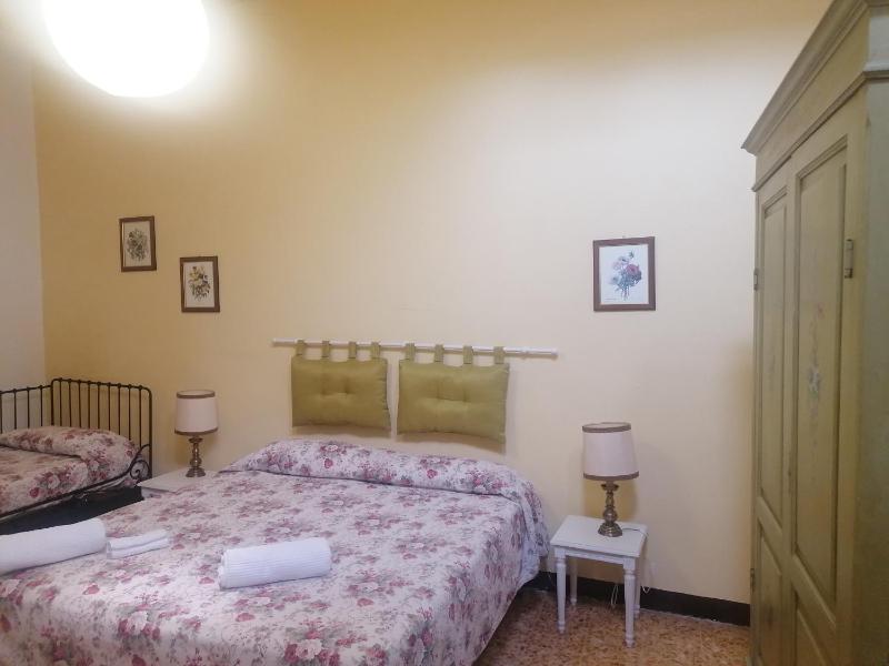 Triple Room with Shared Bathroom image 3