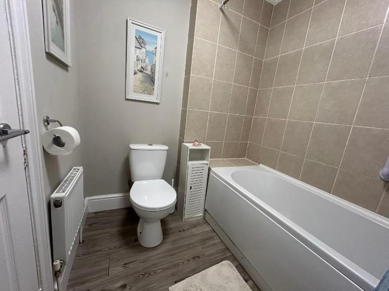 One-Bedroom Apartment image 3