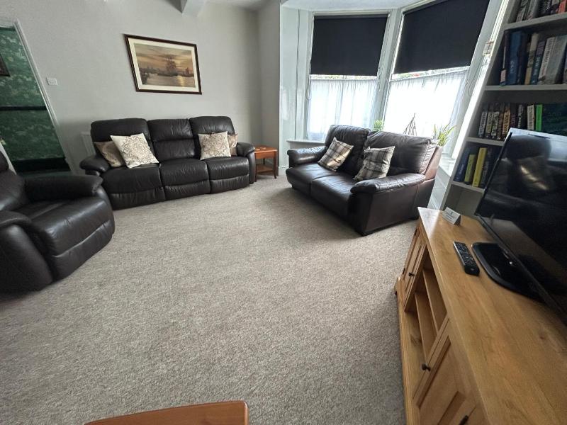 One-Bedroom Apartment image 2