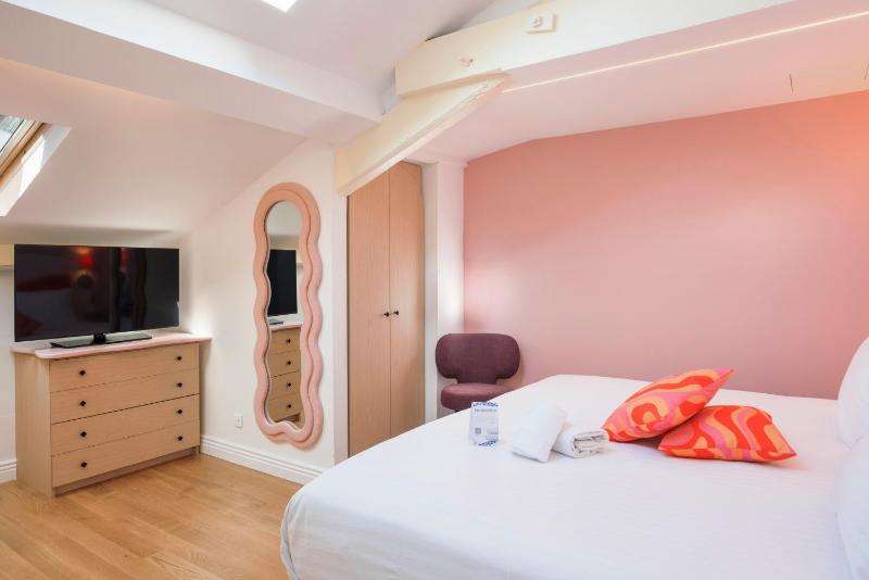 Classic Double Room image 4