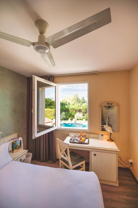 Standard Twin Room image 3