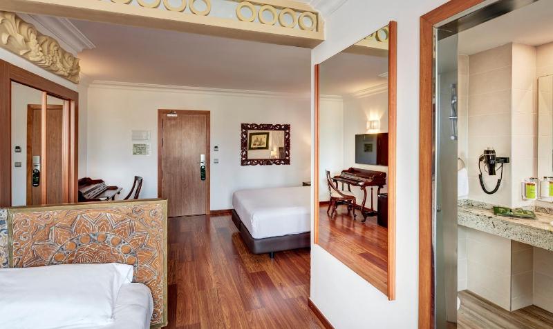 Triple Room with Balcony image 1