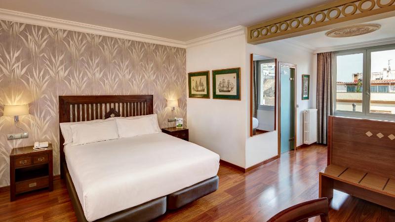 Triple Room with Balcony image 4