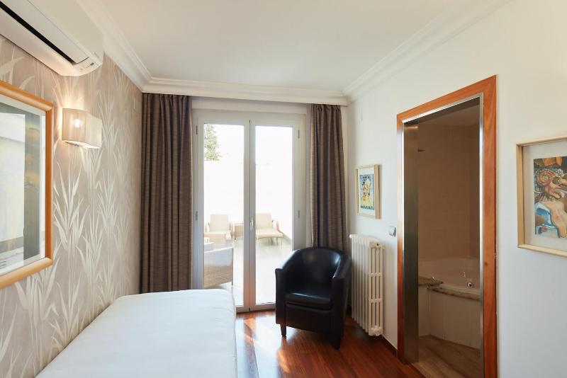 Superior Triple Room image 3