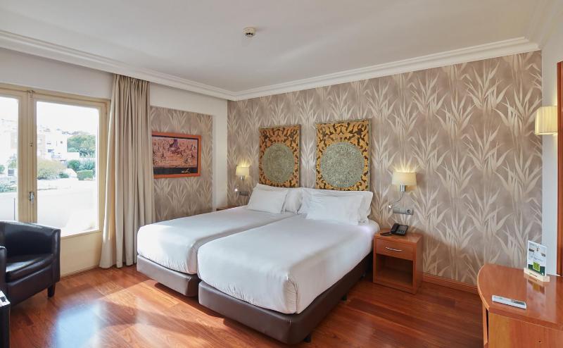 Twin Room with Balcony image 3