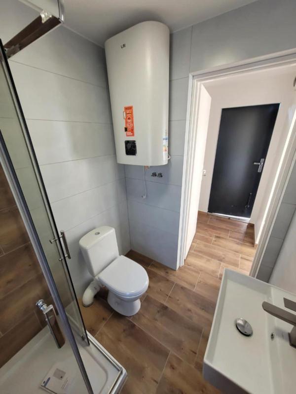 Chalet with Lake View (3 Adults) image 4